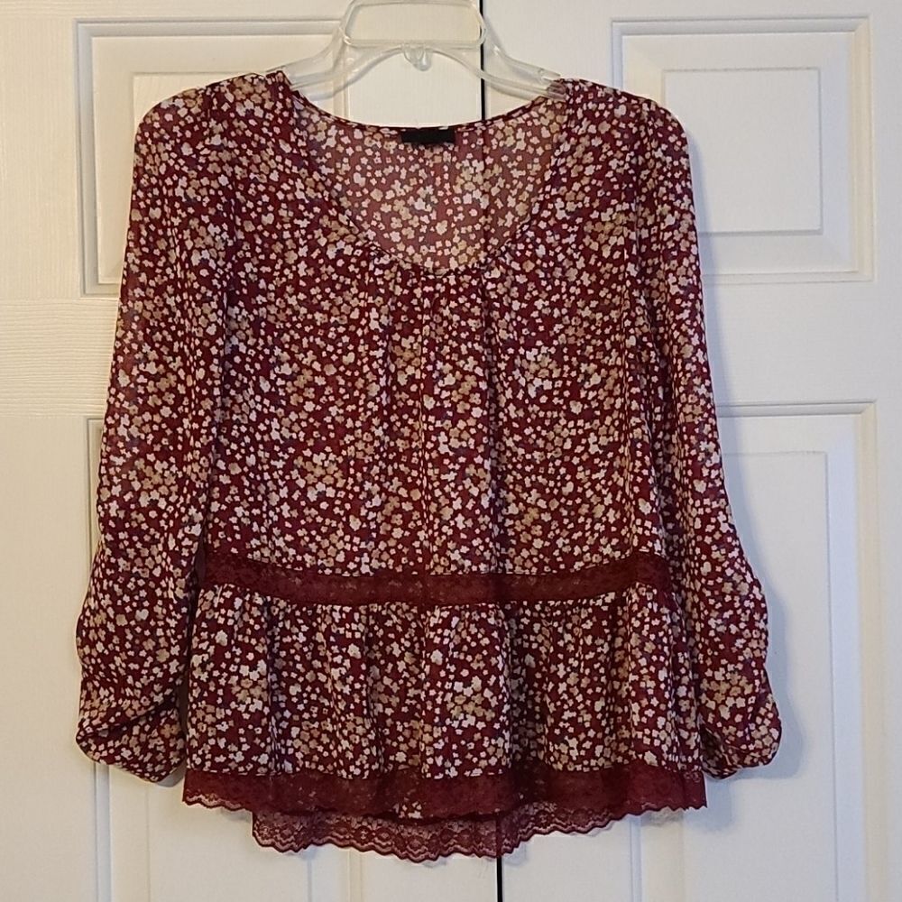 E hanger M floral lacey top